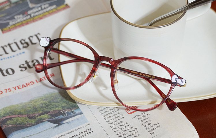 寶島眼鏡與Hello Kitty聯名系列眼鏡，磁吸設計款。圖／寶島眼鏡提供