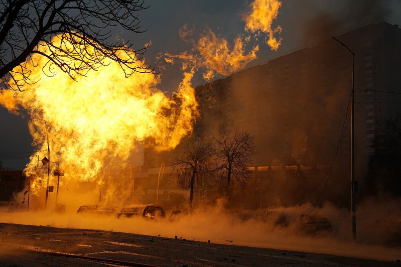 俄羅斯以飛彈攻擊烏克蘭基輔，當地2日冒出火勢和濃煙。美聯社
