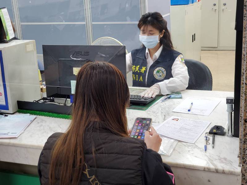 移民法修法後施行的第1天上班日，越南籍配偶小美（化名）至移民署台北市服務站送件申請。圖／移民署提供