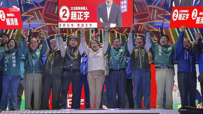 民進黨副總統候選人蕭美琴（左5）桃園開講，力挺立院舊同事、無黨籍立委趙正宇（左4）。記者陳俊智／攝影