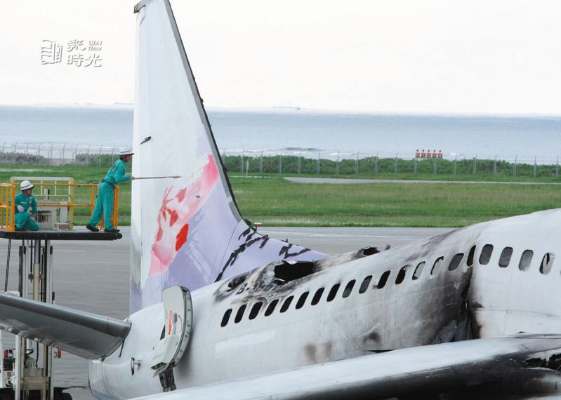 華航處理那霸機場失事班機作業。日期：2007/08/22。攝影：周文郁。來源：聯合報