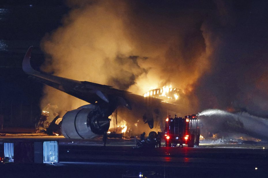 日本羽田機場日航516航班與海上保安廳飛機發生撞擊後起火燃燒。（美聯社）