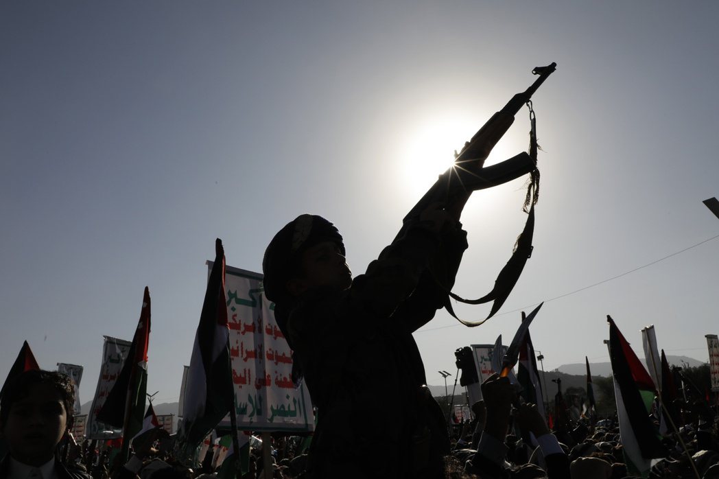 葉門一名男子持槍抗議美軍領銜的「繁榮守護者計畫」。 圖／歐新社