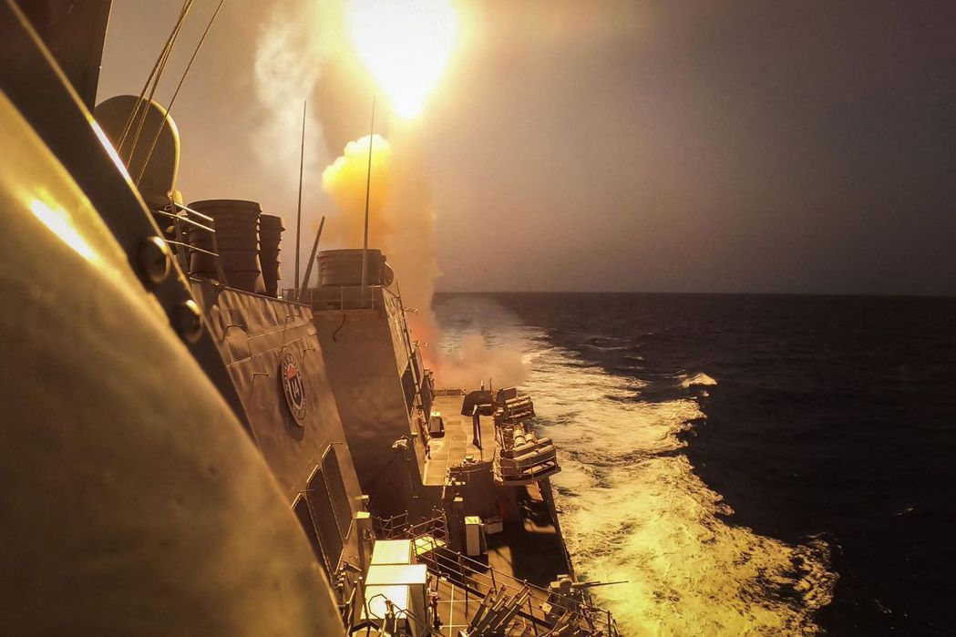 2023年10月，美國海軍卡尼號（DDG 64）驅逐艦在紅海擊敗了胡塞軍的武裝飛...