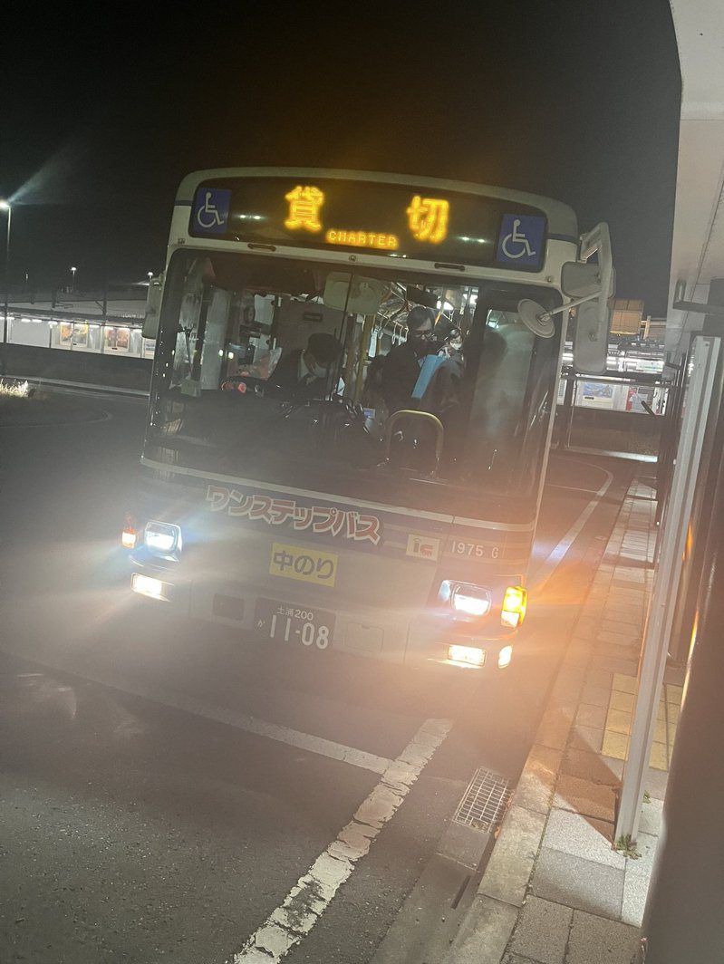 羽田機場意外讓部分班機改降落在茨城機場，當地公車立刻加開班次載客。圖擷自twitter