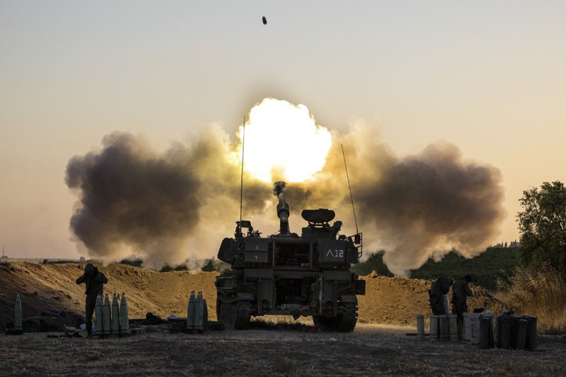 以巴持續交戰，以色列宣布計畫改變戰術並削減軍隊人數之際，以軍一日從加薩部分地區撤出戰車。 美聯社資料照