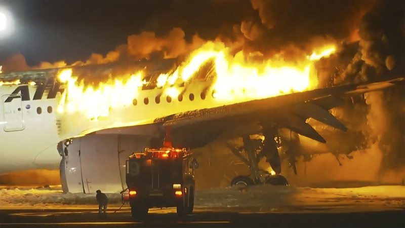 日本東京羽田機場2日發生日本航空JAL516班機跟海上保安廳飛機在跑道擦撞上後雙雙陷入火海事件。美聯社