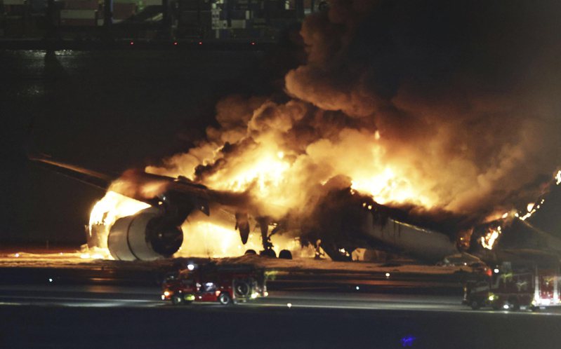 日航客机与日本海上保安厅一架飞机在羽田机场发生碰撞事故。美联社(photo:UDN)