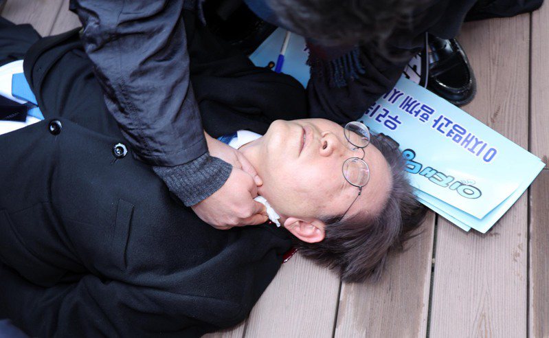 共同民主黨黨魁李在明，2日前往南部城市釜山時，被佯裝成支持者的男子用刀刺傷脖子，所幸在搶救後已轉入普通病房，復原狀況良好。新華社