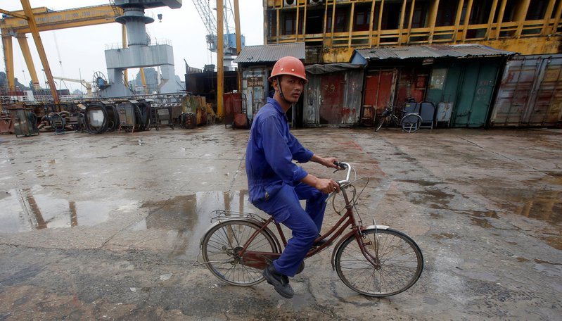網路媒體越南快訊（VnExpress）報導，至2023年底，越南工人每月平均收入為700萬越南盾上下。圖為越南一名工人下班的畫面，示意圖。路透社
