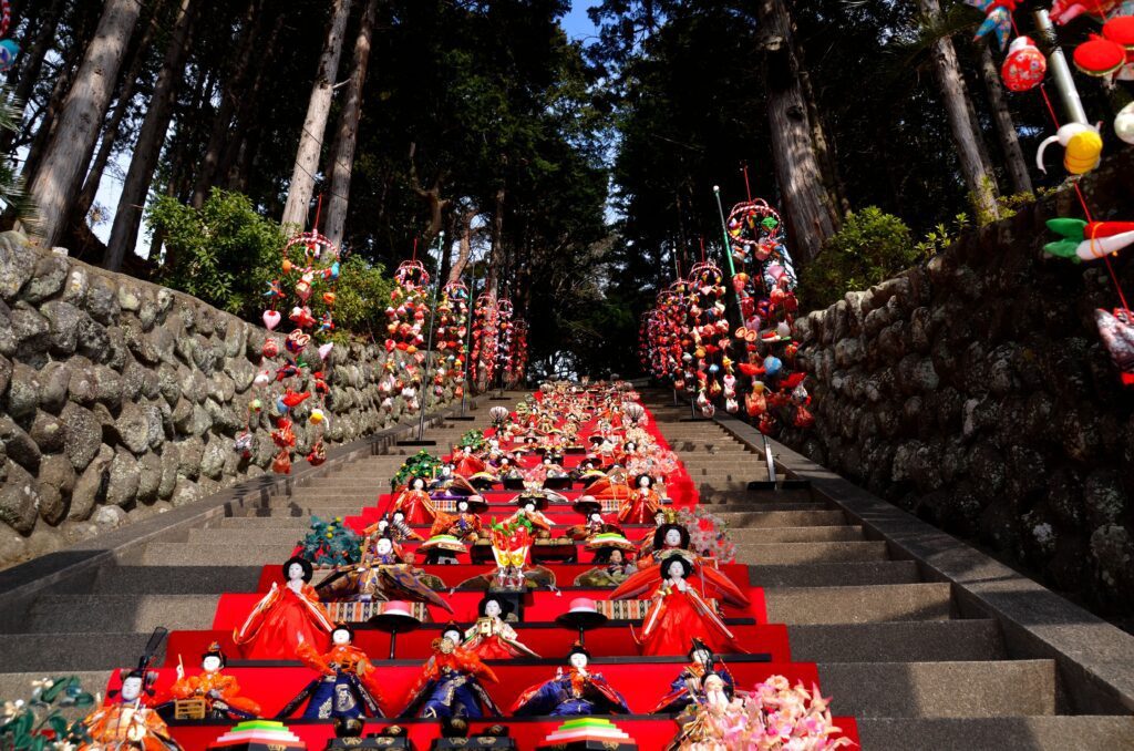 ▲1617年創立的靜岡縣素盞鳴神社，在其118階石梯上展出被稻取神和大海所守護的雛娃娃，相當壯觀。　圖：靜岡縣／提供