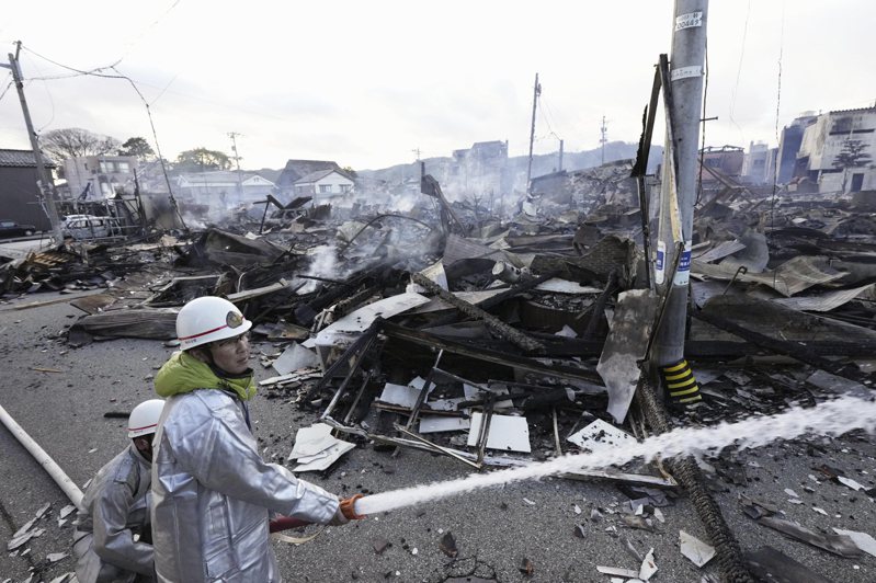 日本石川縣能登半島地震增至57人罹難。圖為消防人員持續在現場救火。美聯社
