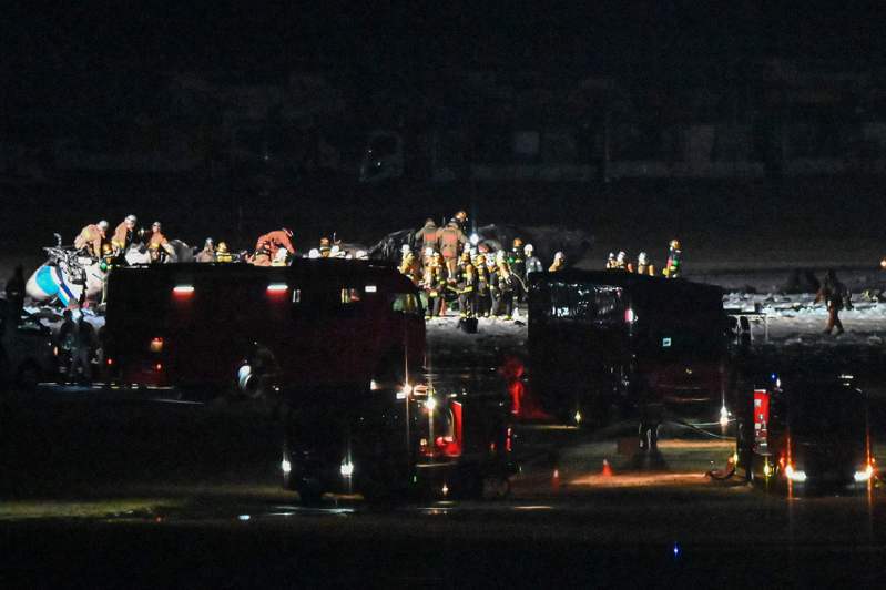 日航編號516班機當地時間2日傍晚5時47分降落東京羽田機場時，與與海上保安廳飛機擦撞起火。法新社