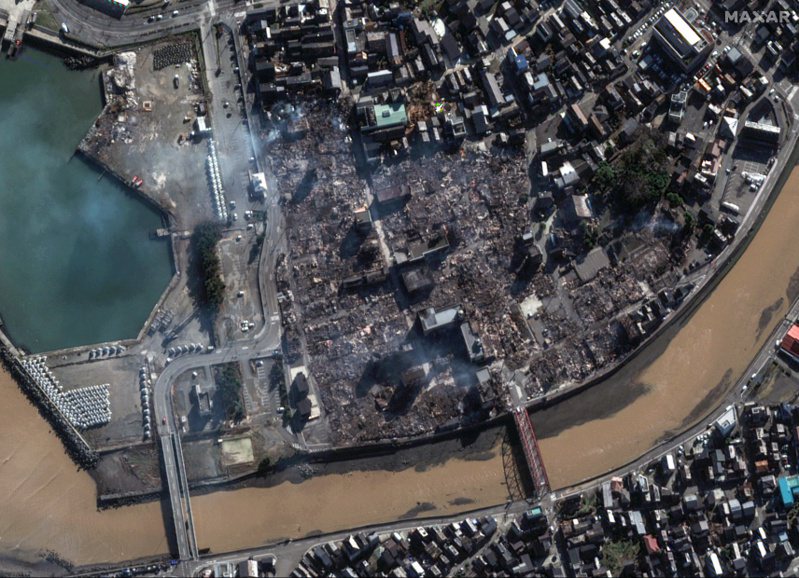 能登半島輪島市在強震後發生火災，從衛星影像可見災情極廣。歐新社