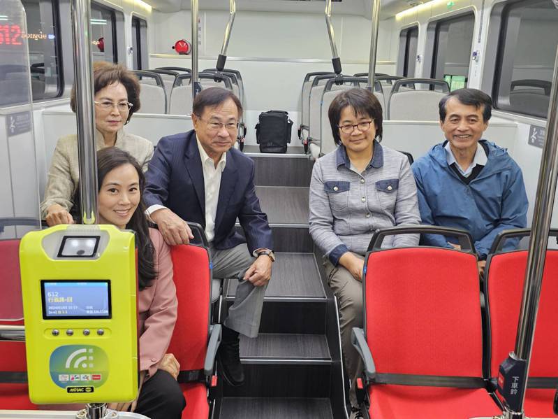 台北市聯營公車正式引進曾獲得日本G Mark設計大獎的MODEL T電動公車，所屬的松德站也是全國首座室內電動公車充電場站，今天起正式啟用。大都會客運提供
