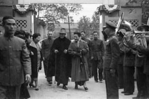 1956年1月4日國民黨婦工會創設「婦女之家」，蔣中正總統（中左）與夫人蔣宋美齡（中右）參加落成典禮。圖／聯合報系資料照片