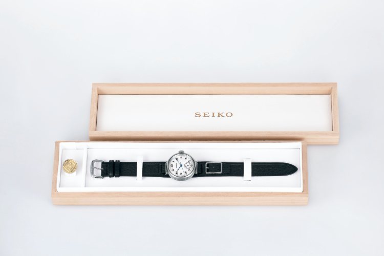 SEIKO品牌100周年復刻紀念腕表，特殊表盒中另附有一只帶有「S」商標的金色徽章。圖／SEIKO提供