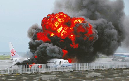 中華航空公司由台北飛日本沖繩的班機，2007年8月20日上午緊急降落在沖繩那霸機場後，爆炸燃燒，濃煙密布，場面駭人。機上乘客及機組人員都事先緊急安全撤離。美聯社