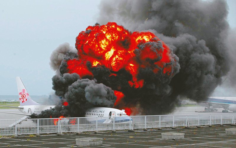 中華航空公司由台北飛日本沖繩的班機，2007年8月20日上午緊急降落在沖繩那霸機場後，爆炸燃燒，濃煙密布，場面駭人。機上乘客及機組人員都事先緊急安全撤離。美聯社