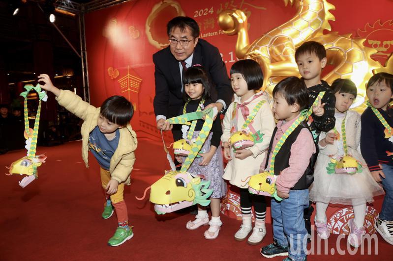 2024台灣燈會小提燈則以今年的生肖龍為主題，將龍變身為掛在身上的「小龍包」，除了當提燈使用外，還兼具玩具收藏的功能，台南市長黃偉哲與小朋友ㄧ同展示。記者林俊良／攝影