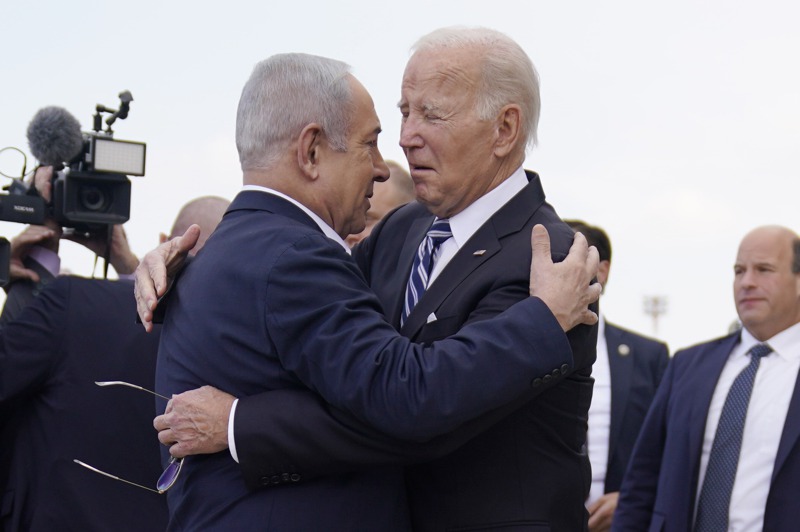 美國總統拜登（右）去年10月18日飛往以色列，前往接機的總理內唐亞胡（左）與他相互擁抱，但兩人歧見愈來愈深。美聯社
