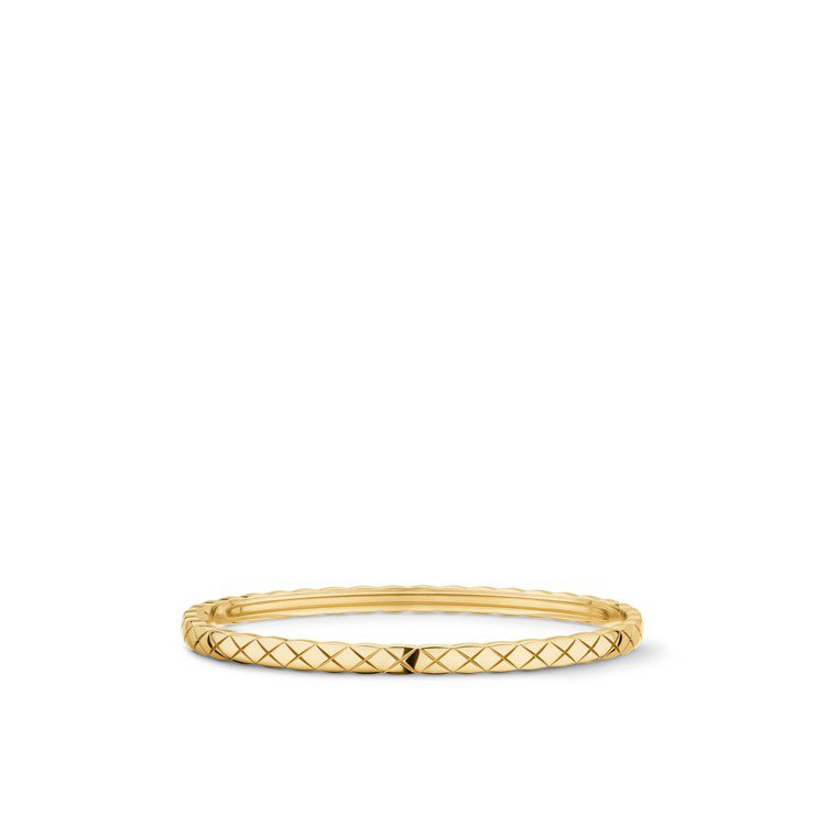 COCO CRUSH窄版手環，18K黃金菱格紋圖騰，15萬9,000元。圖／香奈兒提供