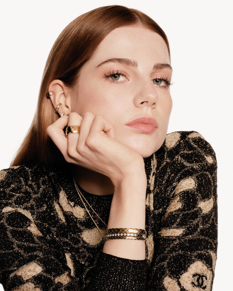 演員暨香奈兒品牌大使露西波頓演繹2024年一月全新COCO CRUSH高級珠寶系列形象廣告。圖／香奈兒提供