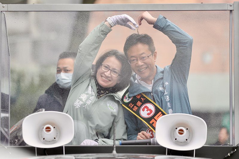 民進黨副總統候選人蕭美琴（左）上午與立委候選人張宏陸（右）以車隊方式掃街，兩人一起比出愛心手勢，尋求民眾支持。記者陳正興／攝影