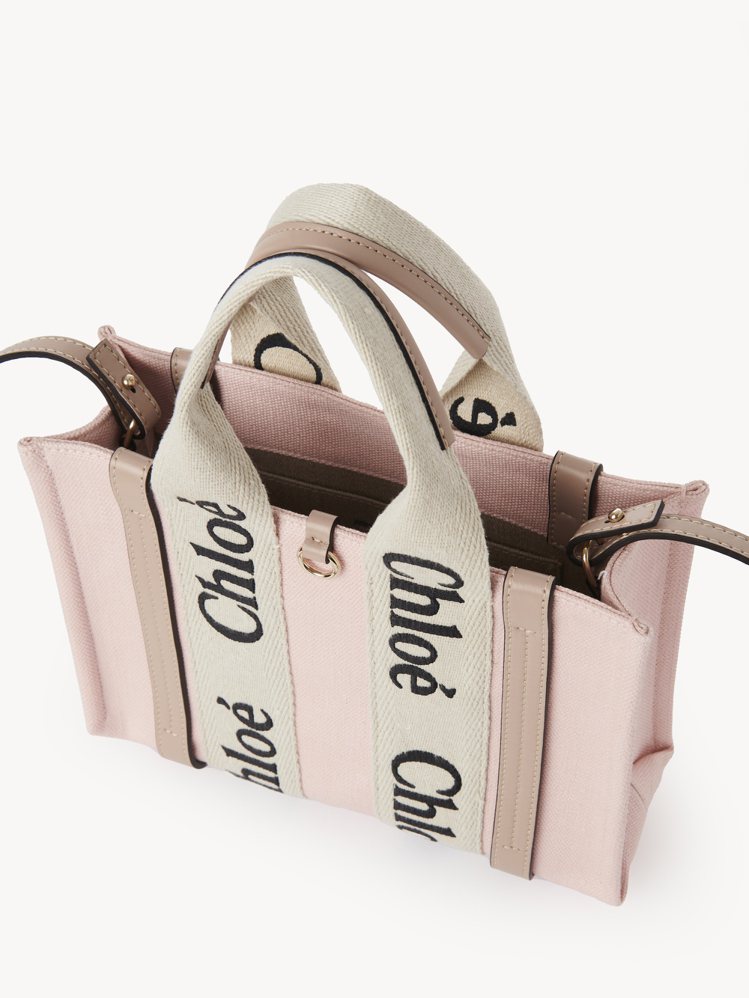 Chloé農曆年系列Woody粉色小型托特包，38900元。圖／Chloé提供