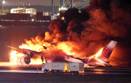 日本航空（JAL）客機在羽田機場發生擦撞事故，機體被燒得面目全非，但機上將近400名乘客全數順利逃生。   歐新社