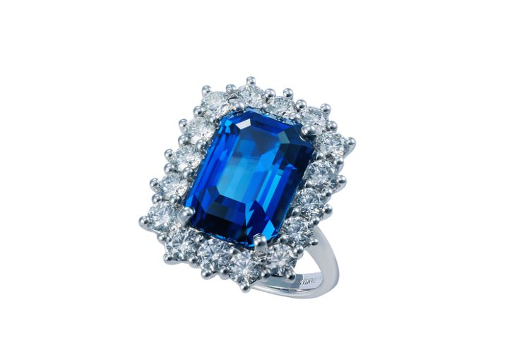 DAMIANI Special Classic Absolute 18k白金藍寶石戒指，736萬元。圖／戴美安妮提供