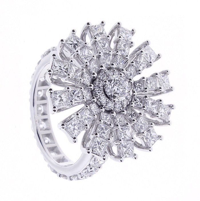 DAMIANI Masterpiece Margherita高級訂製珠寶18K白金雛菊鑽戒，103萬9,000元。圖／戴美安妮提供
