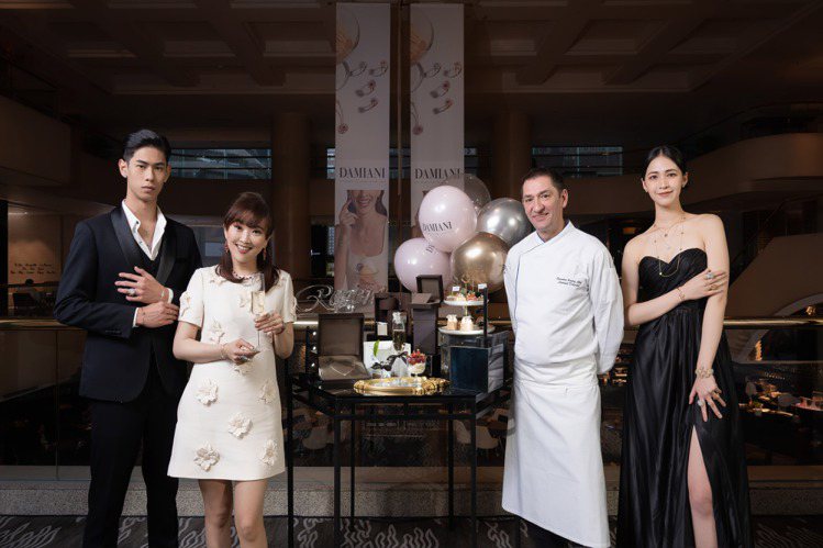 台灣DAMIANI總經理Maggie Wang（左二）、晶華酒店西點行政主廚羅倫（右二）與兩位名模合影。圖／戴美安妮提供
