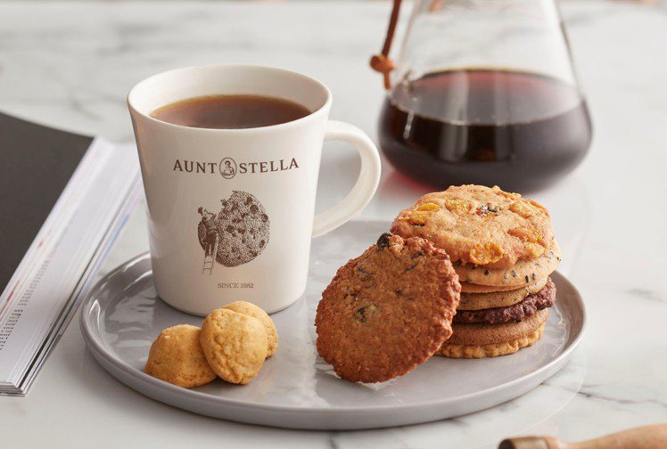 「Aunt Stella 詩特莉咖啡廳」於1月5日推出好友日活動，指定飲品現享買1送1。圖／Aunt Stella提供