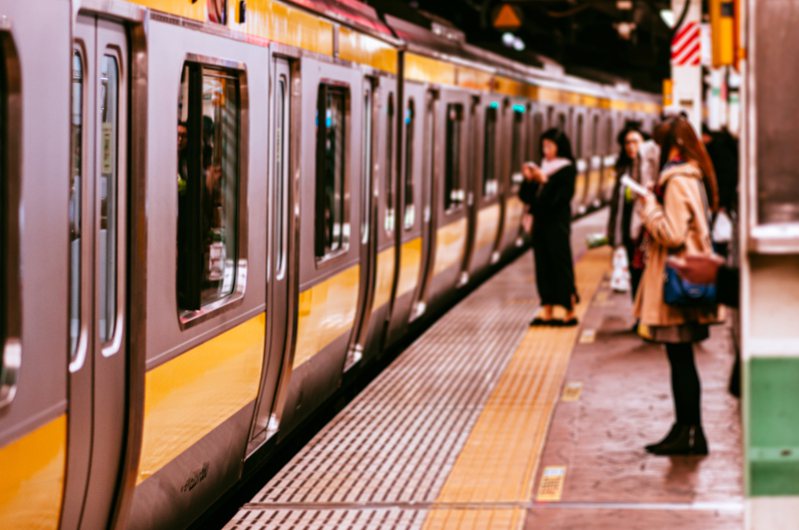 歐美外國人認為日本在搭電車等場合時，有太多繁瑣的提醒。圖片來源／ingimage