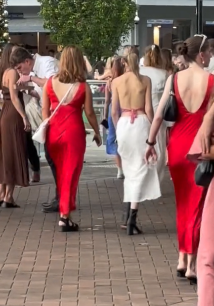 澳洲一名女子參加活動發現身上穿的V領紅裙不斷撞衫。圖／翻攝自TikTok@anna_vandenberg2