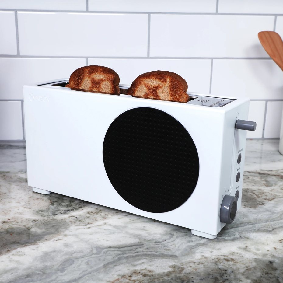 微軟Xbox推出Xbox Series S外型的烤麵包機。（翻攝自沃爾瑪）