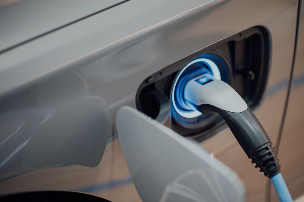 隨全球為應對暖化努力擺脫化石燃料，電動車電池原料需求增加。 圖／Unsplash