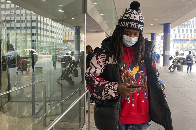 纽约一名男子戴着口罩去做检查，结束后在医院外等车。 图／美联社(photo:UDN)