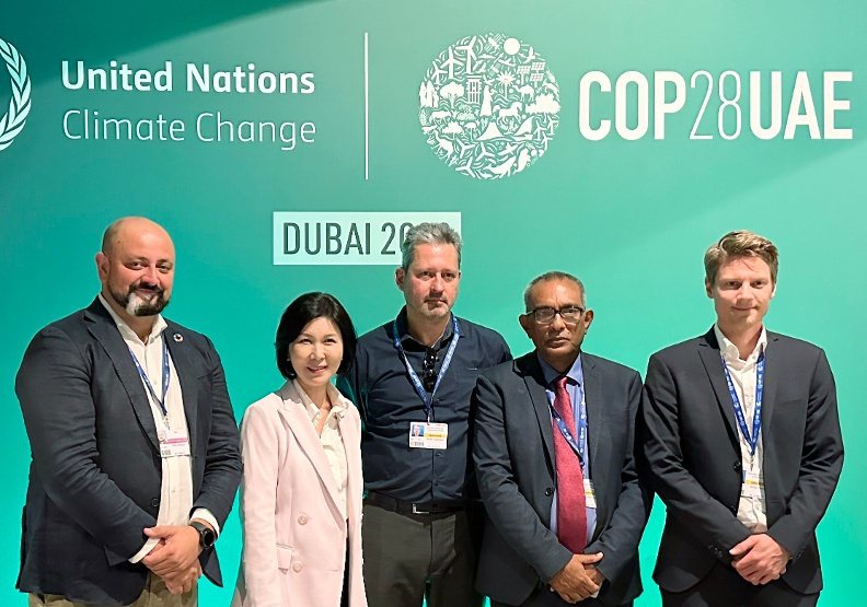 台達第16度實地參與COP，攜手國際組織共同於COP28舉辦周邊會議，台達品牌長暨基金會副董事長郭珊珊（左二）向國際分享內部碳定價實績。台達提供