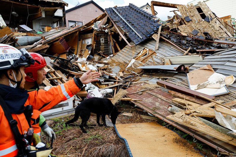 搜救人員仍在石川縣輪島市震災災區搜尋失踪者。路透
