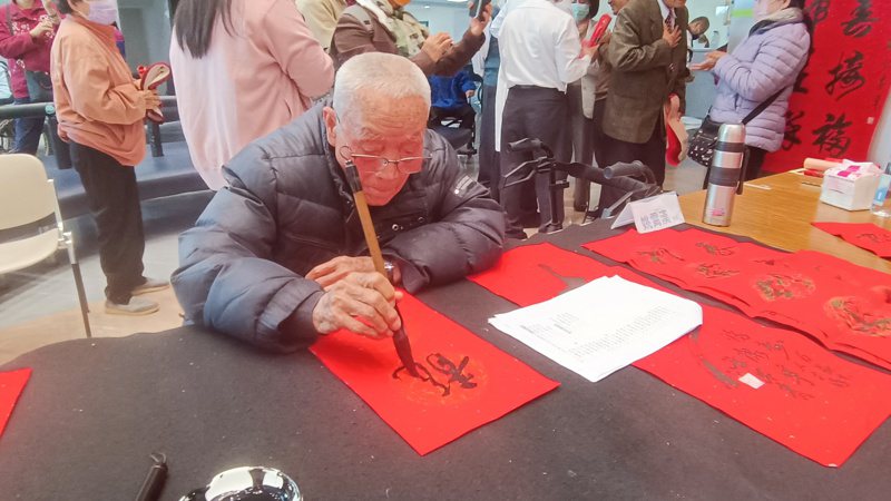 台南柳營奇美醫院今辦理揮毫送福迎新春活動，101歲姚雲龍寫得一手好字，成為全場焦點。記者謝進盛／攝影