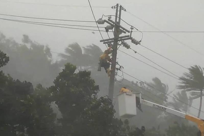 台電同仁在颱風期間不分日夜的搶修，以求盡速復電。（台電提供）