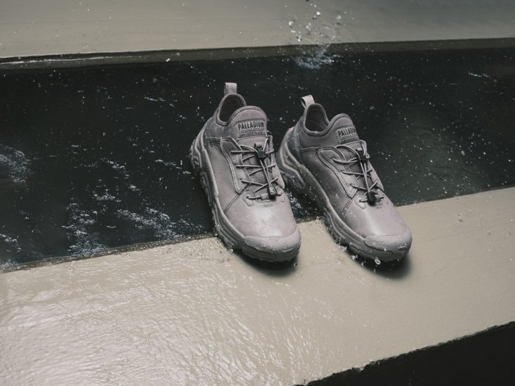 PALLADIUM橘標防水OFF-GRID LO LTH輪胎潮鞋，搭載最新一代快速綁帶系統，3,980元。圖／PALLADIUM提供