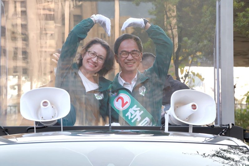 蕭美琴與李昆澤共同在車上向群眾比出大愛心。圖／賴清德蕭美琴競選辦公室提供