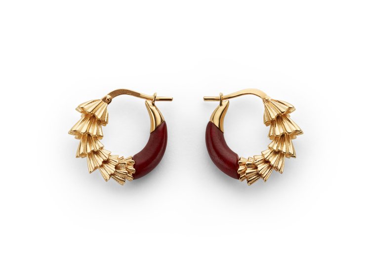 Dragon Hoop純銀鍍金造型耳環，價格店洽。圖／Bottega Veneta提供