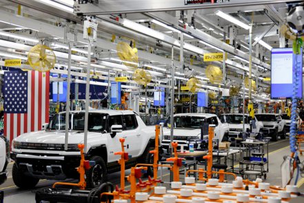 通用汽車（GM）拿下2023年全美新車銷量冠軍。圖為通用位於密西根州底特律廠的生產線。  （路透）