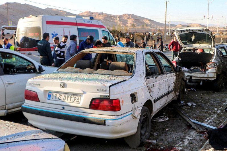 伊朗民眾三日在克爾曼市紀念已故革命衛隊指揮官蘇雷曼尼，遊行的路線上發生爆炸造成大量傷亡，停放的車輛也受損。（路透）