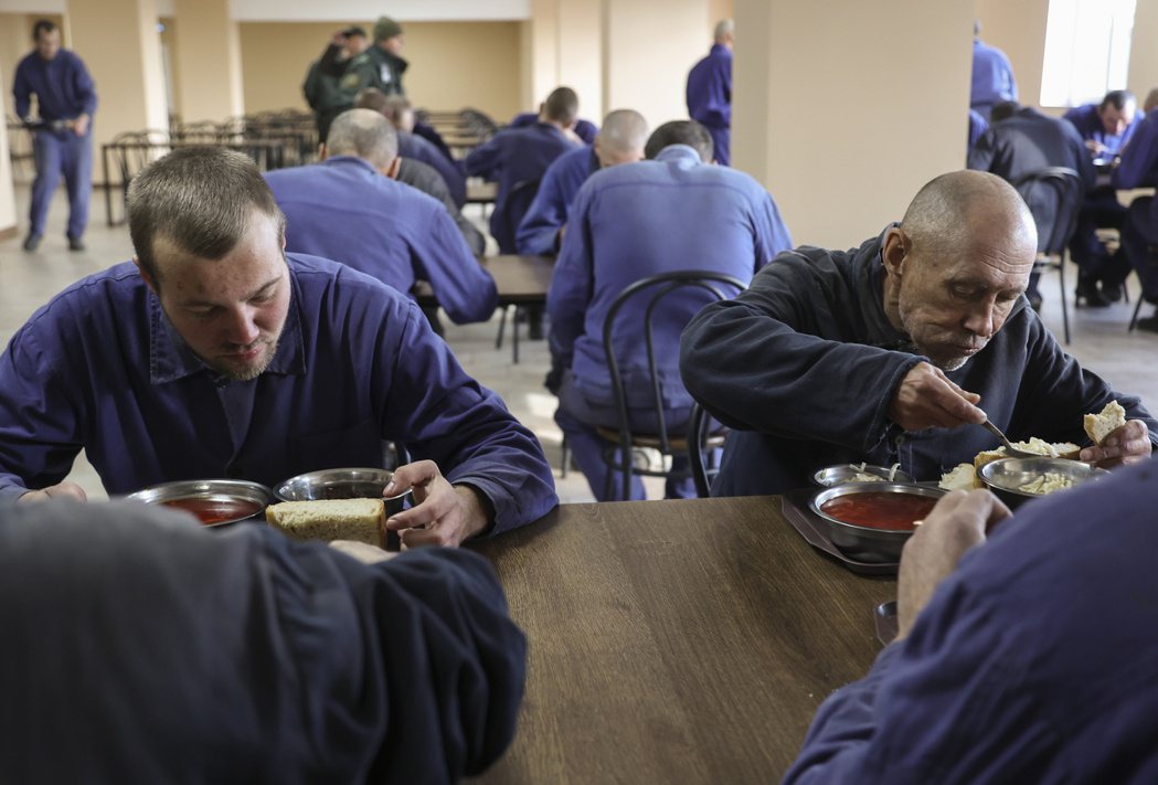 烏克蘭拘留中心內的俄羅斯戰俘。 圖／歐新社