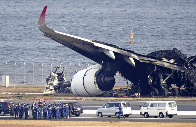 日本航空公司（Japan Airlines）一架空中巴士（Airbus）A350飛機2日傍晚5時47分降落羽田機場，旋即撞上日本海保廳的德哈維蘭Dash 8（De HavillandDash 8）渦輪螺旋槳飛機，日航機上379人全數逃出，海保機上6名機組員有5人罹難。 美聯社